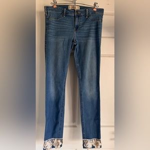 Hollister Jean legging, 9 long, waist 29 & length 31 w 2” of beige flower trim